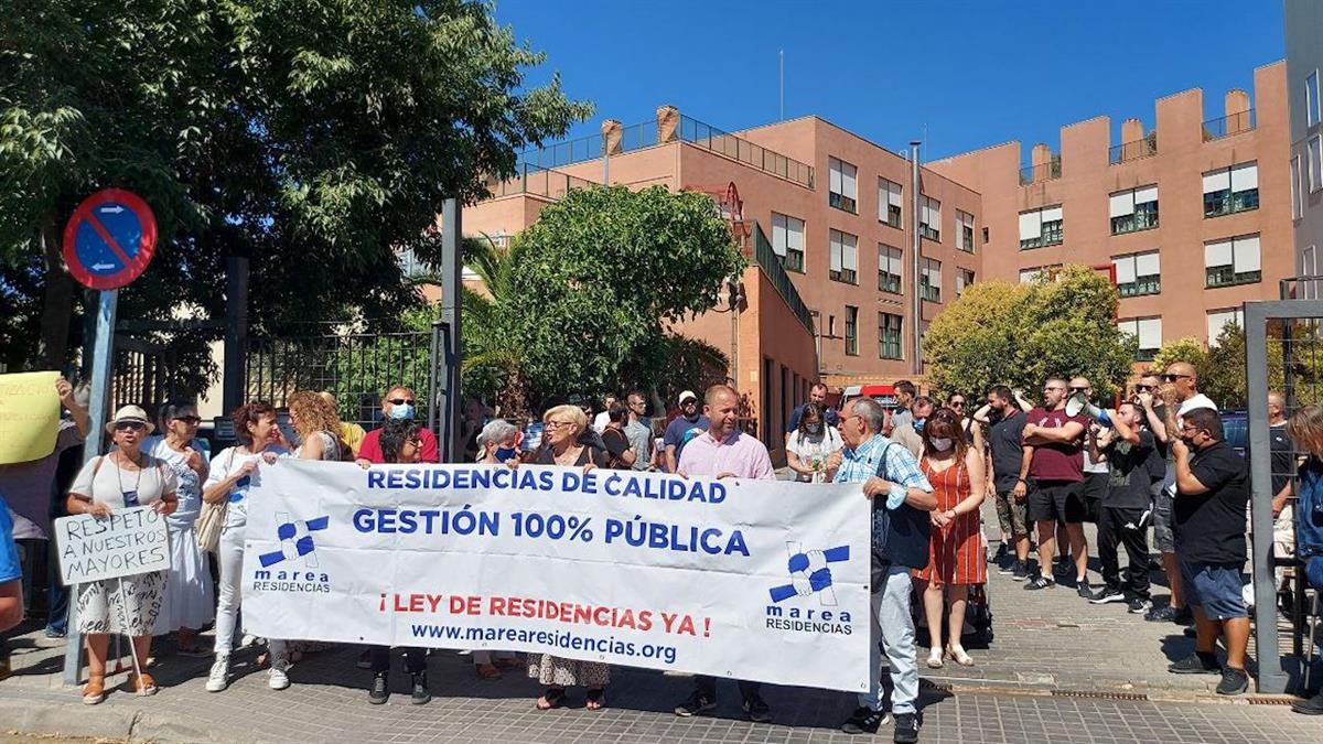 Los familiares de los residentes denuncian las pésimas condiciones en las que se encuentran por la deficiente gestión de la empresa adjudicataria