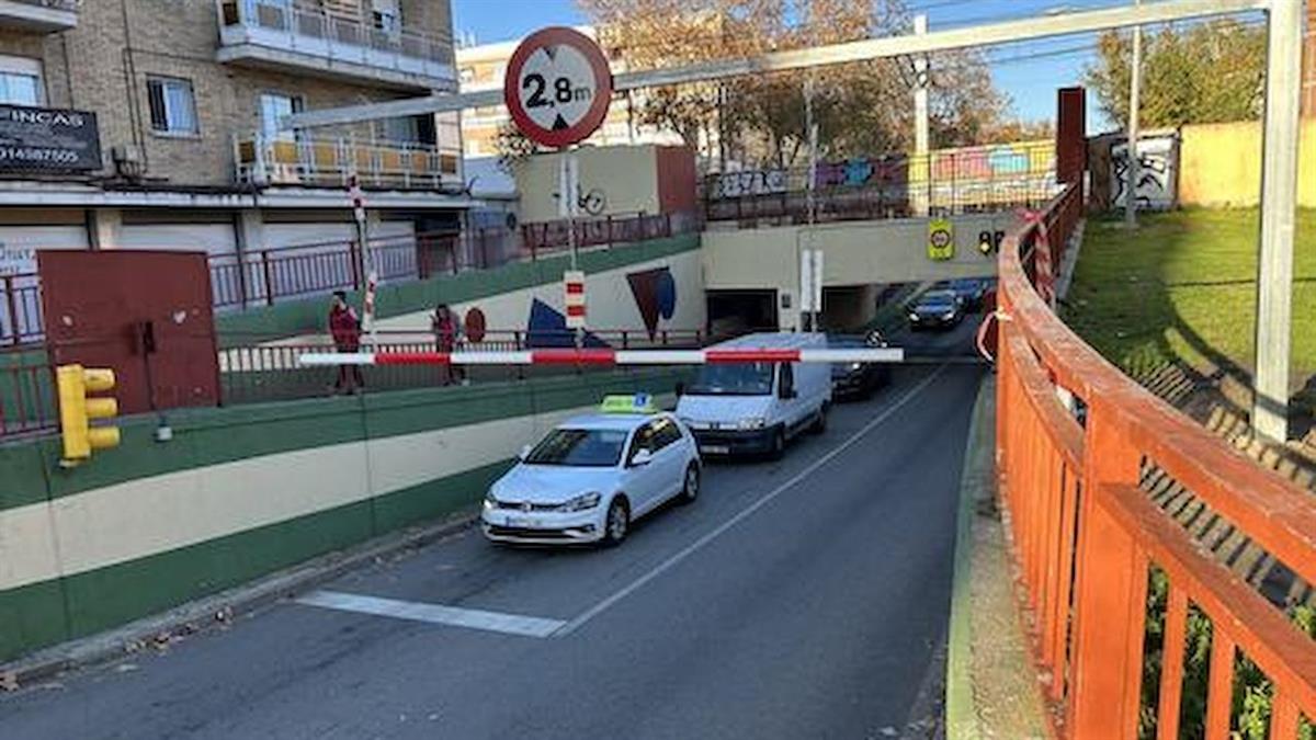 El Ayuntamiento instala dos gálibos en el puente de San Nicasio para alertar a los conductores de la altura del paso