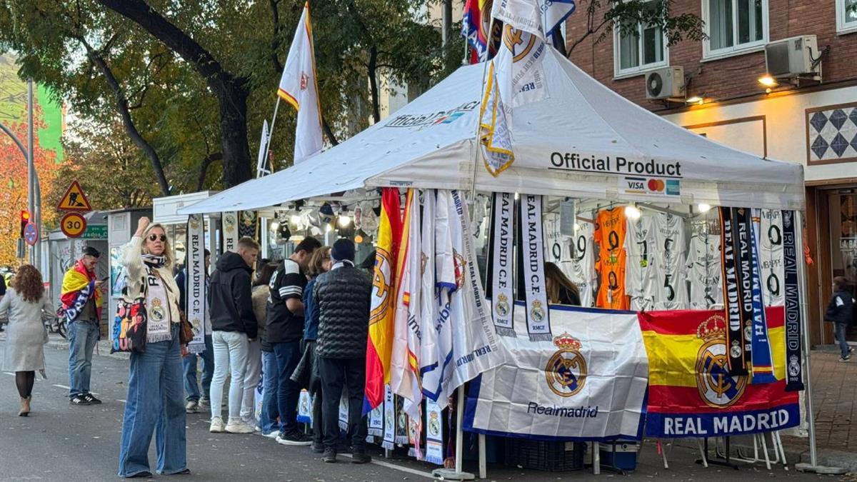 Los trabajadores han manifestado su preocupación tras haber sido desplazados lejos de los aledaños del Santiago Bernabéu 