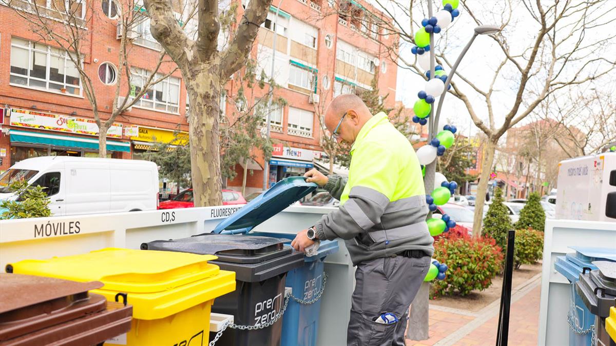 Con una ubicación diferente cada día de la semana, este camión recibe residuos no voluminosos