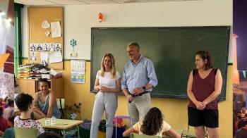 La concejala Nadia Álvarez ha visitado el programa ‘Quedamos al salir de clase’ que se desarrolla en el CEIP Conde de Romanones
