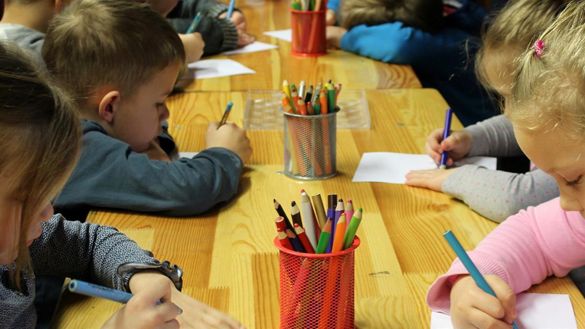 Los niños podrán asistir a talleres de danza, teatro, robótica, entre otros.