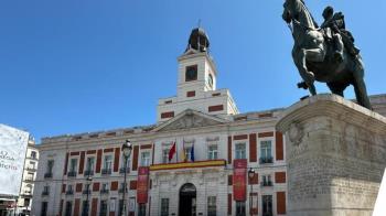 La Real Casa de Correos iluminada con la bandera de España por la victoria en la Eurocopa