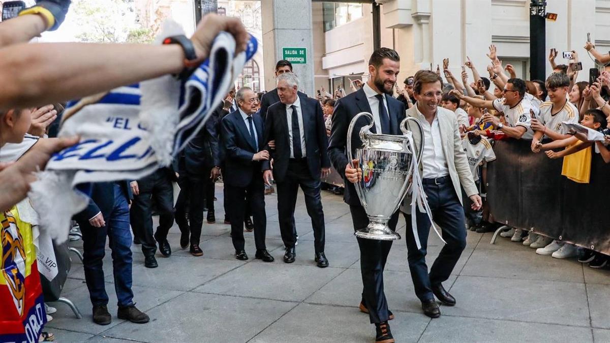 En su visita al Ayuntamiento de Madrid, el equipo blanco ha ofrecido a la ciudad su nuevo título
