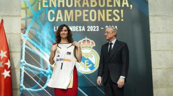 La presidenta de la Comunidad de Madrid ha recibido al cuerpo técnico y a los jugadores
