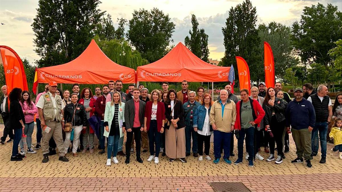 La candidata de Ciudadanos a la alcaldía de Parla, Sabrina García, presentó al equipo de Ciudadanos y las principales medidas de su programa en Parla Este