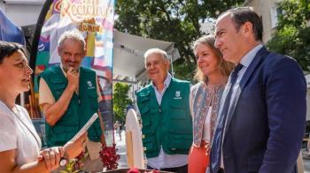 Carabante visita un mercadillo en el distrito de Salamanca para conocer una campaña municipal de sensibilización sobre el reciclaje textil
