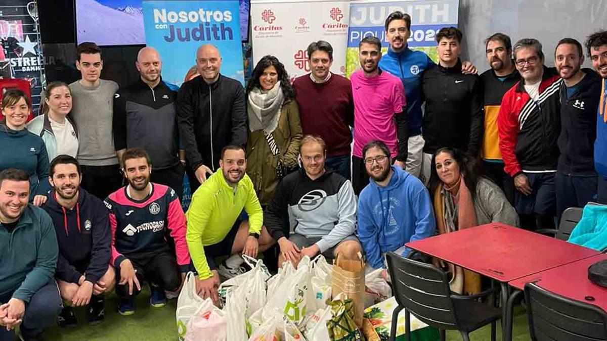 Las Nuevas Generaciones del PP recaudan 150 kg de alimentos para Cáritas en su octava recogida, encuadrado dentro de un evento deportivo de pádel 