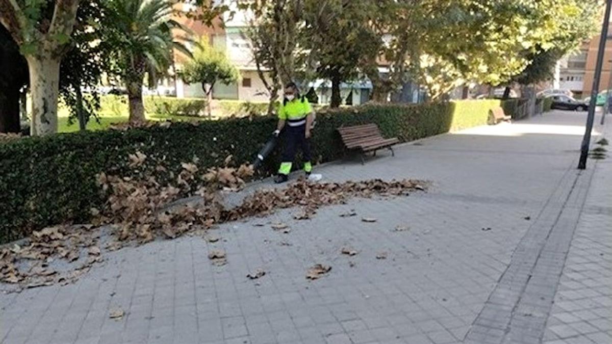 Hay ocho equipos mixtos de barredora más sopladora para evitar la acumulación de hojas en aceras y calzada