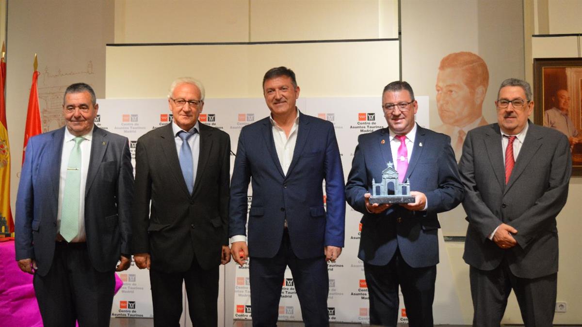 Recibió el trofeo Puerta de San Vicente en reconocimiento a su trayectoria