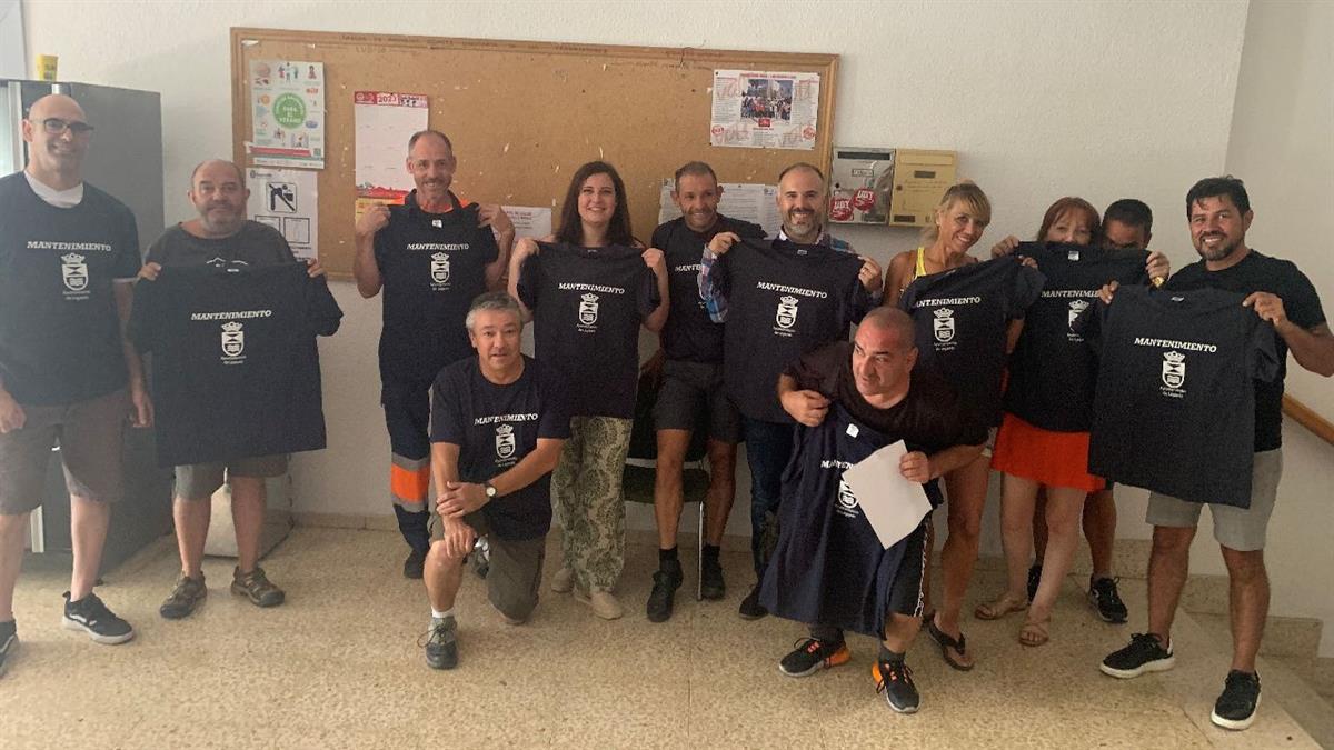 Carlos Delgado y Virginia Delgado entregan unas camisetas-uniforme a CETECA