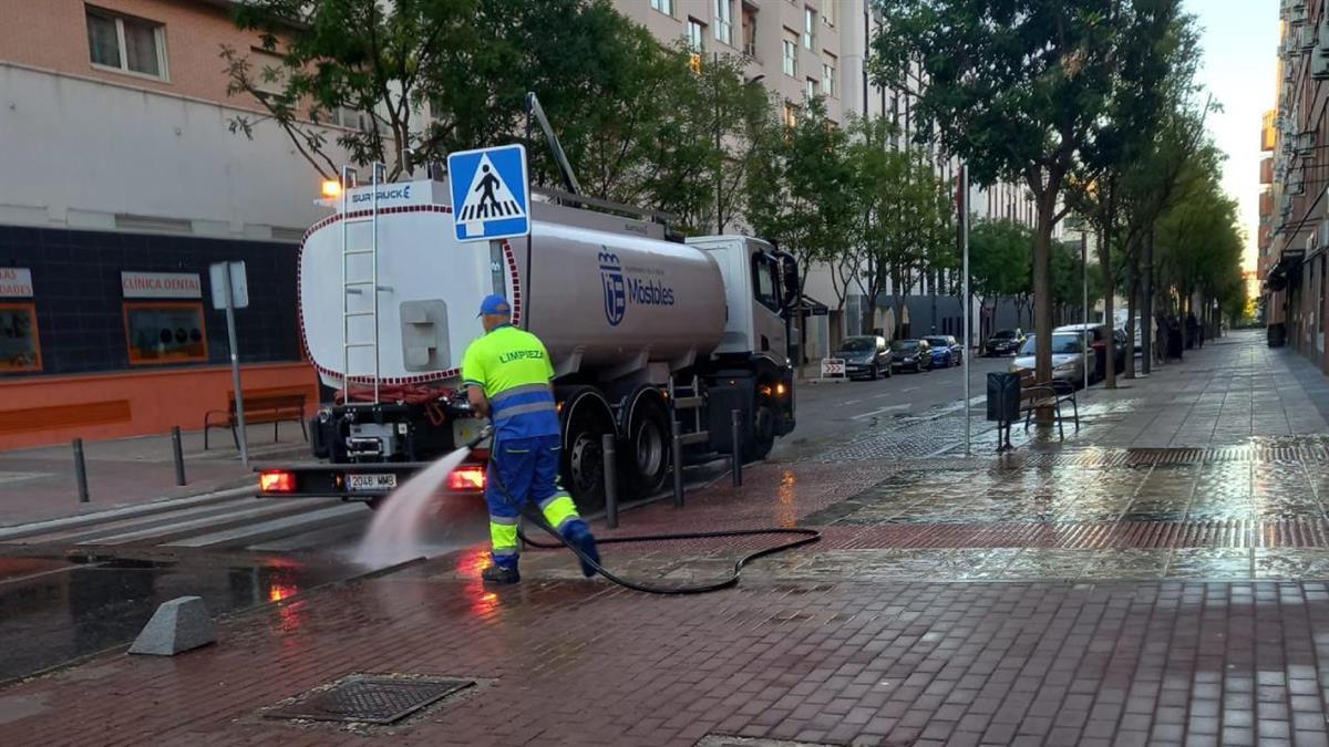 El plan intensivo barrio a barrio incluye tareas de desbroce, baldeo y jardinería