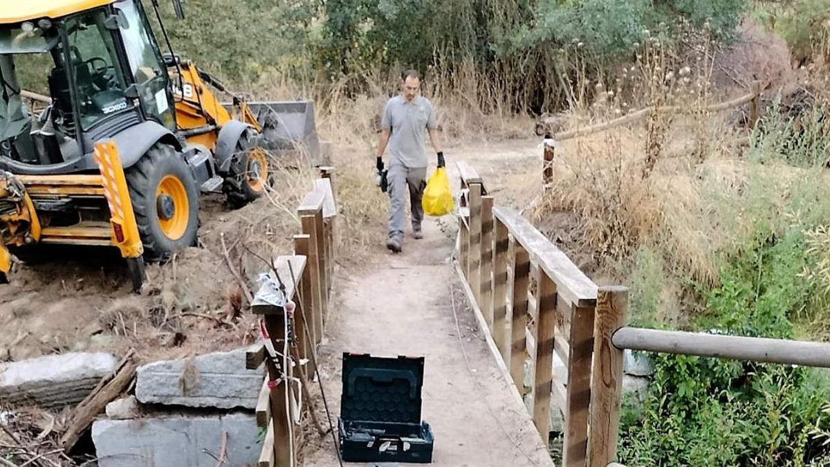 Ya han comenzado los trabajos de restauración de este paso sobre el arroyo