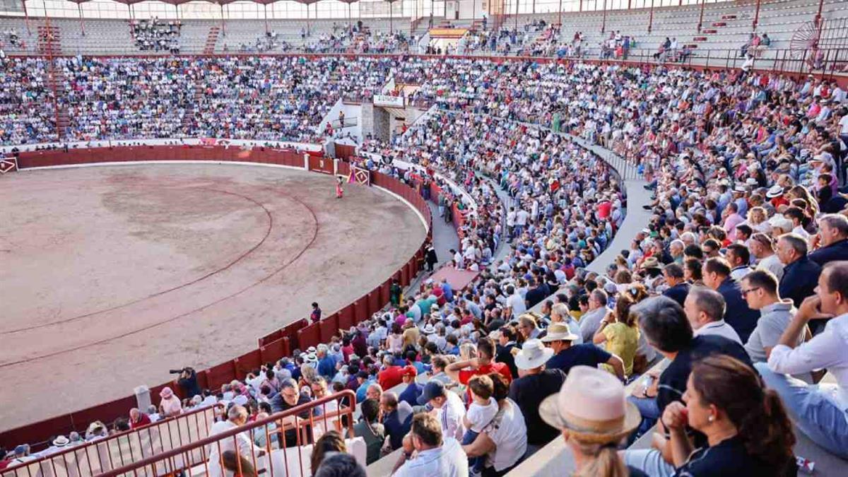 El equipo de gobierno se ha reunido con toreros, ganaderos y representantes de las peñas taurinas.