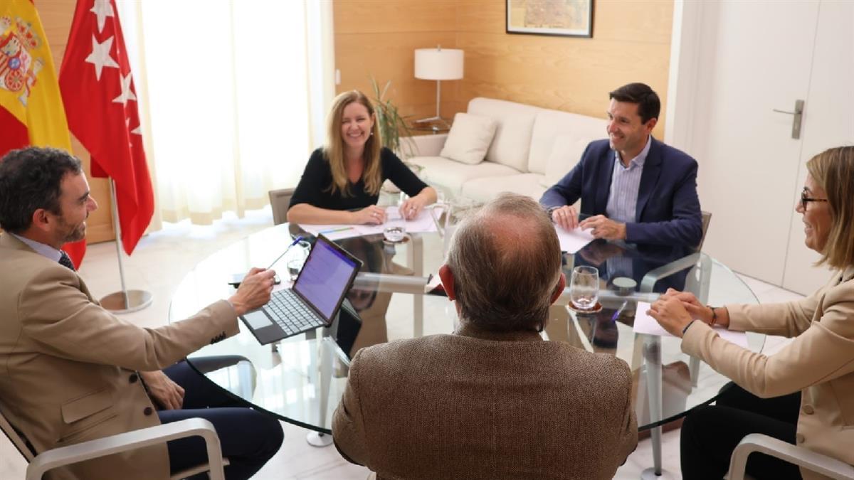 Reunión entre Santiago Villena y la consejera de Familia, Juventud y Servicios Sociales 