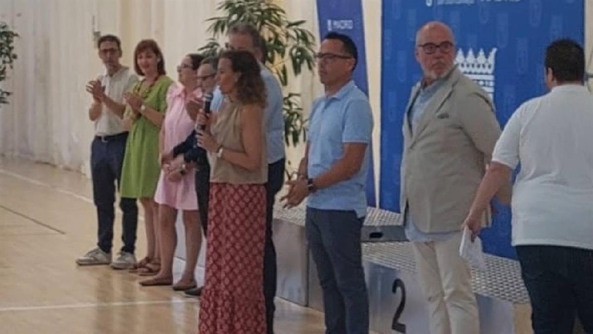 La concejala del distrito, Almudena Maíllo, ha entregado los premios a los vencedores de los Juegos Deportivos, la Copa de Primavera y las Escoladas  
