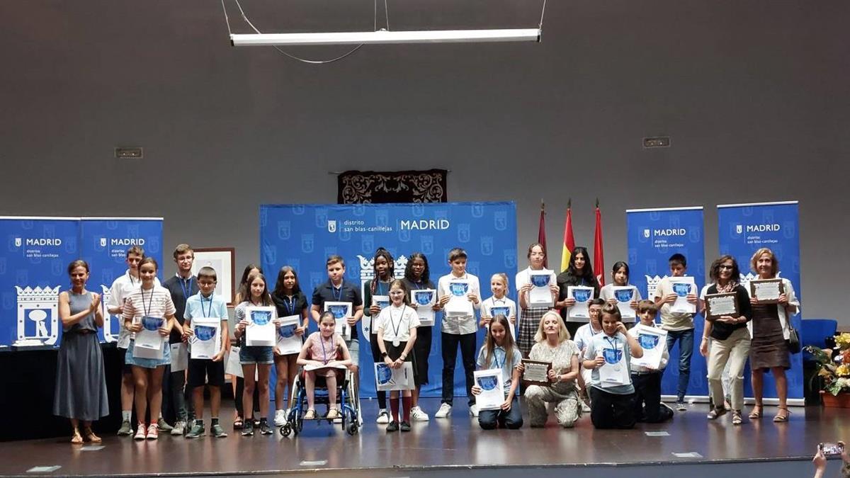 La concejala Almudena Maíllo ha presidido el homenaje a cuatro profesores que se jubilan y a los 28 alumnos con mejor expediente y mayor esfuerzo demostrado
