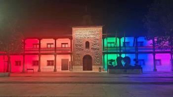Como cada 28 de junio, el edificio del ayuntamiento luce los colores de la bandera LGTBIQ+