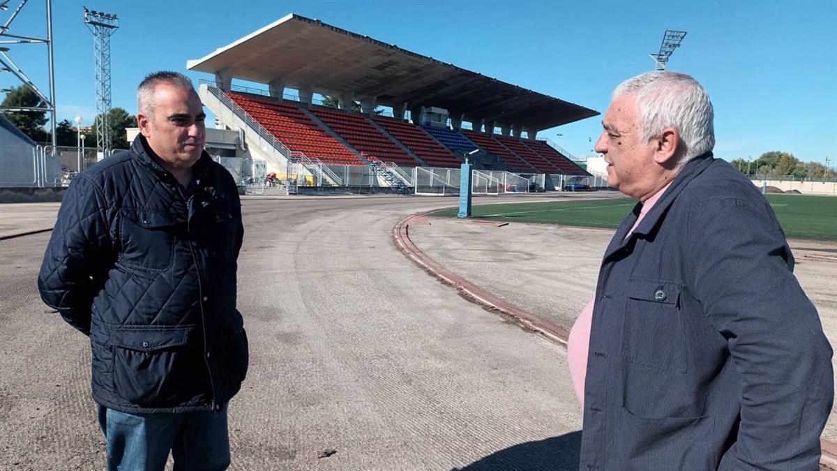 Han dado comienzo las obras para mejorar la pista de atletismo y el césped del estadio