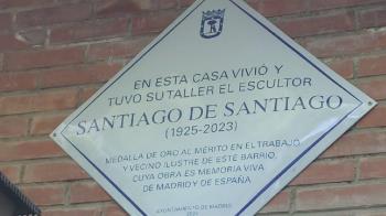 La concejala de Salamanca ha descubierto una placa en homenaje al artista, recientemente fallecido, en el que fue su domicilio y taller en la calle Mercedes Formica
