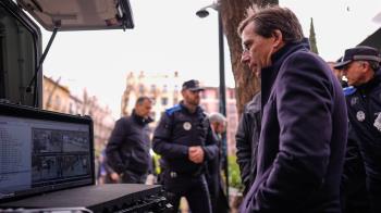 El alcalde visita el funcionamiento de las 16 cámaras de videovigilancia en la Plaza Dos de Mayo