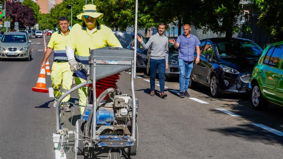 La ciudad renueva la señalización horizontal en 32 avenidas y calles de la ciudad