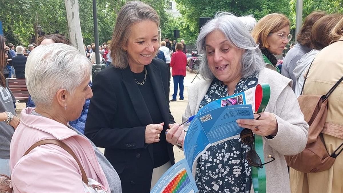 La concejala del distrito, Cayetana Hernández de la Riva, ha participado en varias de las actividades que se desarrollan durante la jornada
