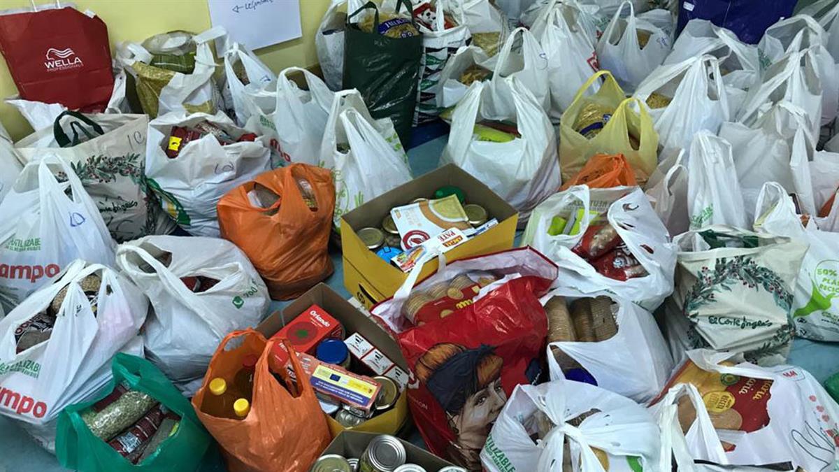 También se puede donar material escolar y productos de higiene