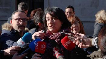 La concejal Más Madrid participa en el minuto de silencio por el asesinato de una mujer en Usera