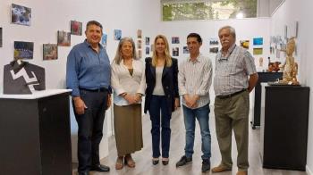 La concejala Nadia Álvarez ha visitado la exposición con los trabajos de las personas matriculadas en los cursos del Centro Cultural San Juan Bautista
