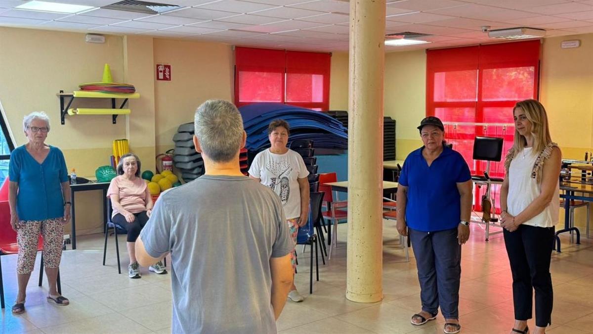 La concejala del distrito, Nadia Álvarez, visita el Centro de Mayores de Ascao, uno en los que acoge esta iniciativa
