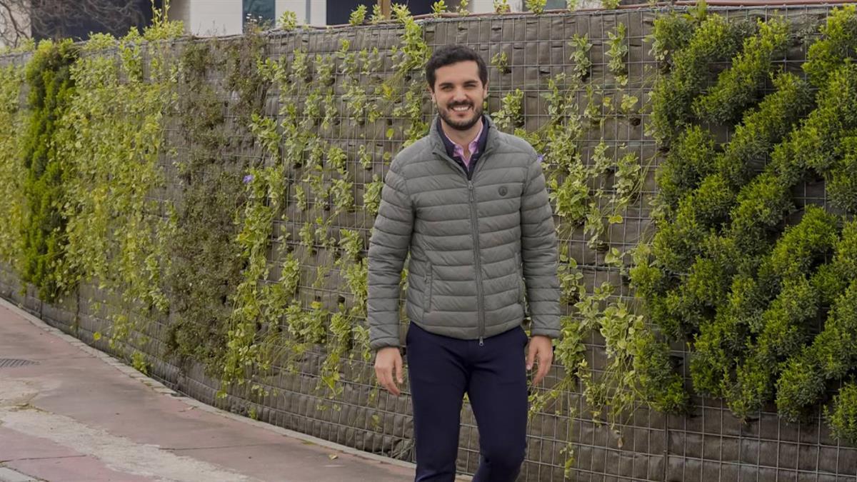 Creado mediante muro vegetal de 2 metros de altura y 114 metros de longitud en la calle Verano