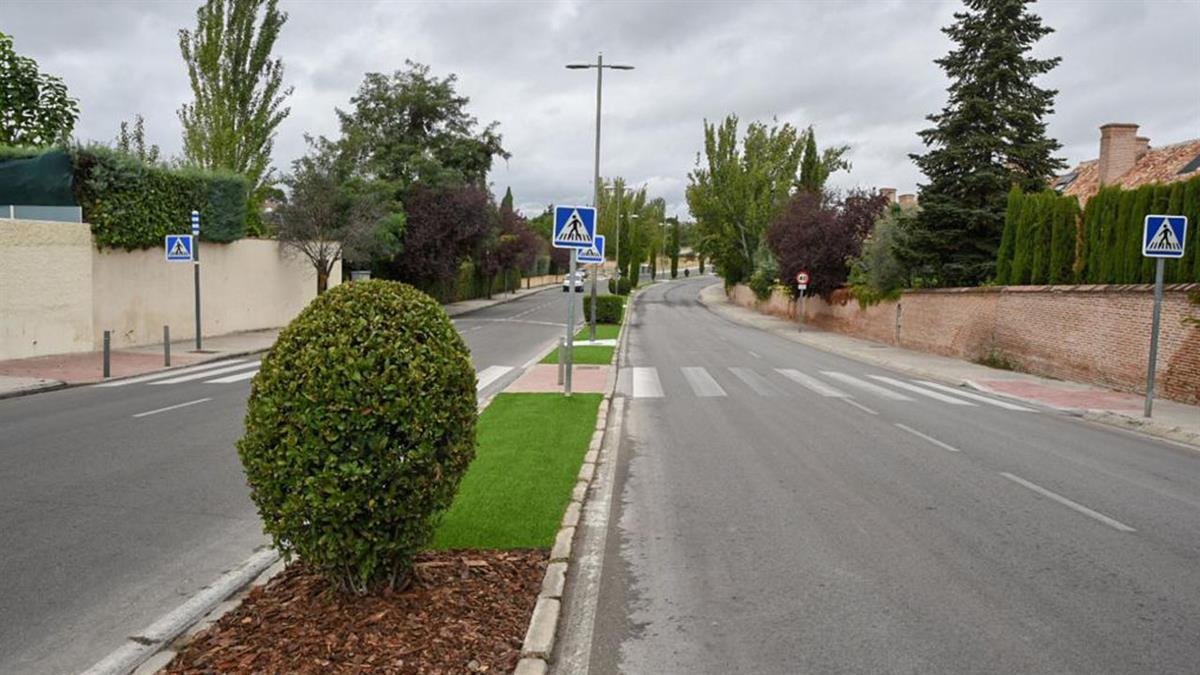 La mediana de la avenida ha sido mejorada con césped nuevo