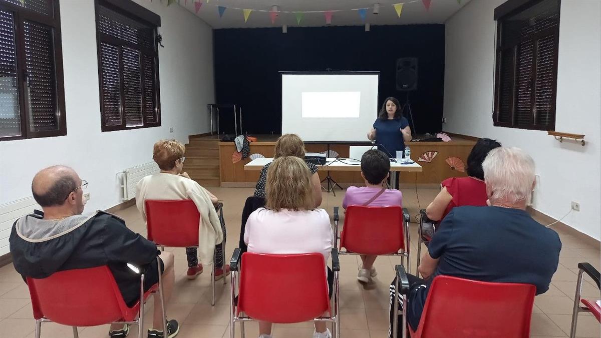 La Concejalía de Mayores informó a los vecinos sobre los derechos y las ayudas de esta legislación