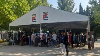 Vecinos de distintas partes del municipio se acercaron ayer al Mercadillo en el parque Arroyo del Tesoro