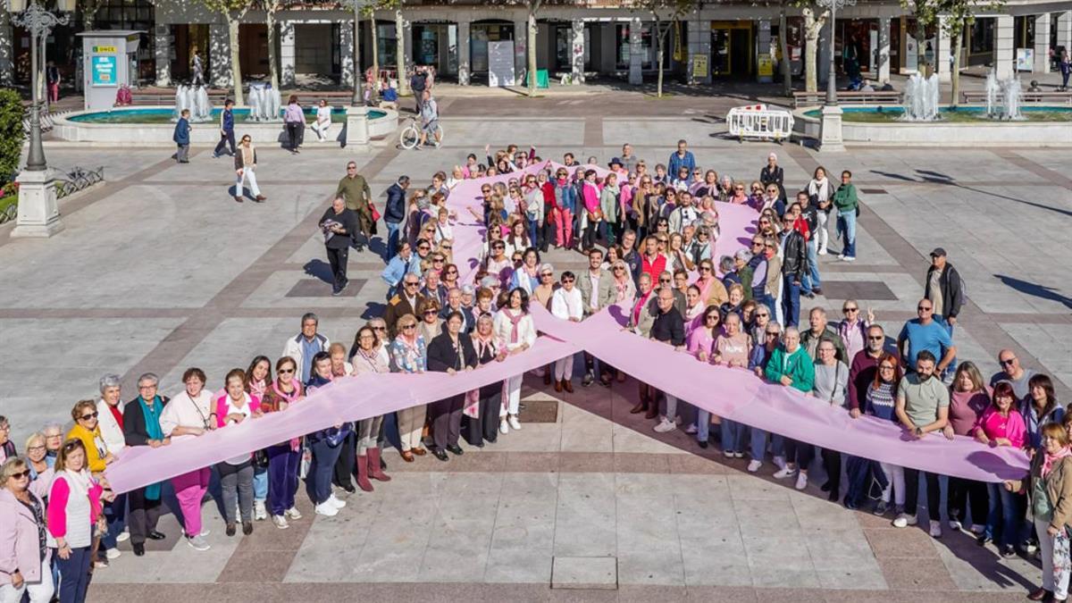 Se formó un gran lazo humano rosa en la Plaza Mayor