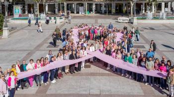 Se formó un gran lazo humano rosa en la Plaza Mayor