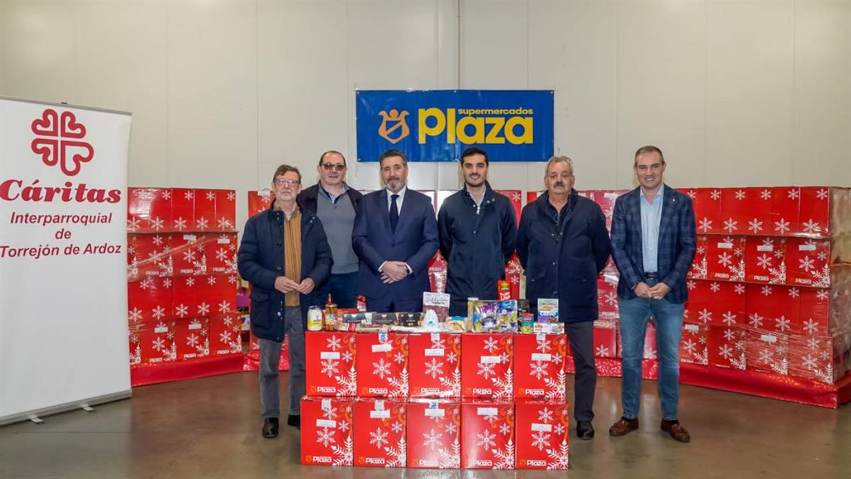 Se ha entregado a Cáritas 500 cestas con alimentos y productos navideños