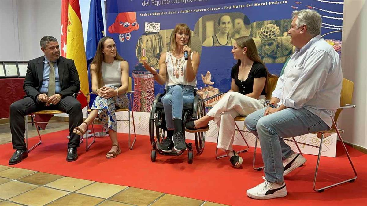 Esther Navero, Andrea Miguelez y Eva Moral han sido recibidas por el consistorio