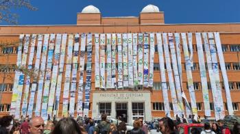 La UCM reclama "inversión en calidad" con un mural gigante