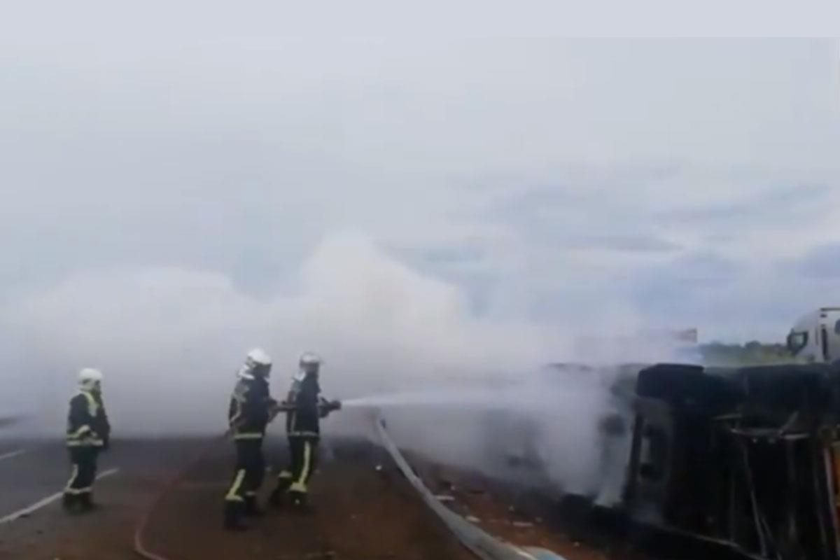 El camión que transportaba cajas de leche ha volcado en el km 57 de la A-3 y se ha incendiado. Los Bomberos están trabajando en la extinción del fuego.