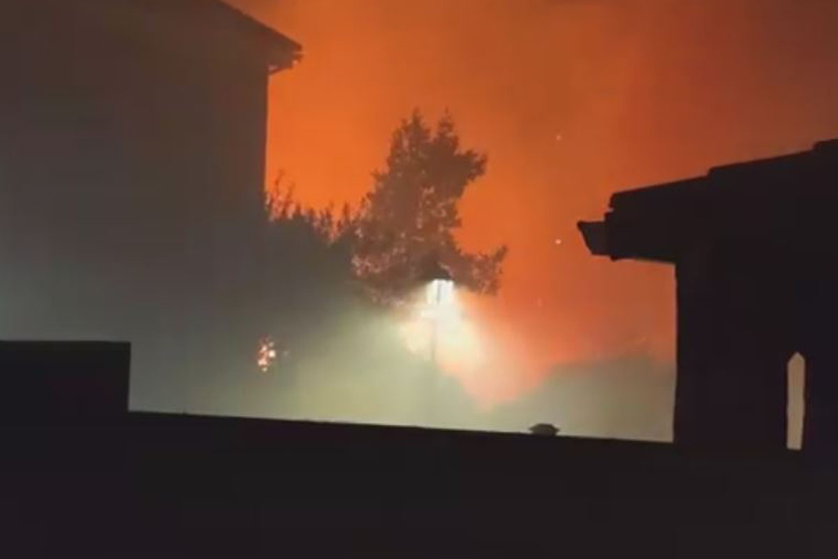 Los vecinos al ver las llamas tan próximas empezaron a apagar el fuego y lo consiguieron después de 45 minutos que fue cuando llegaron los Bomberos