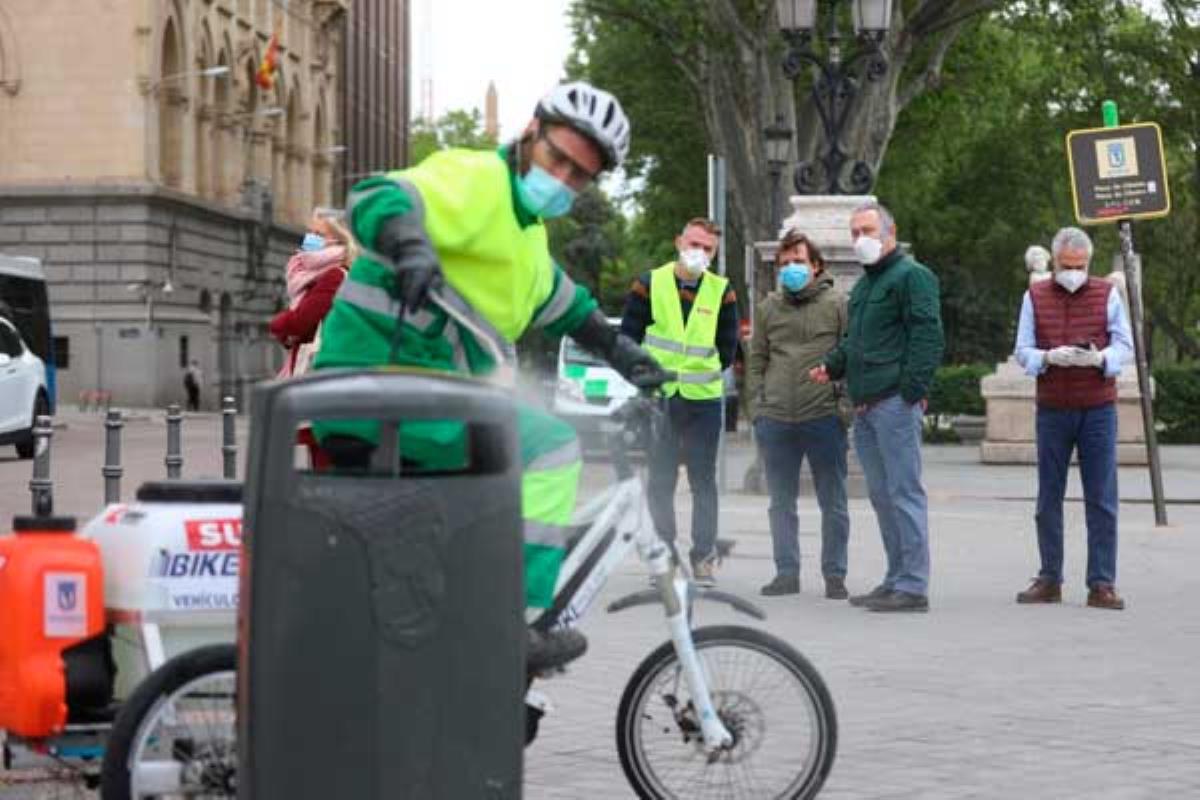 El consistorio inicia un proyecto piloto para limpiar las 6.690 papeleras de la capital tras depositar guantes y mascarillas