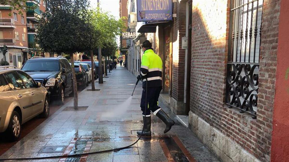 Este proyecto tiene como objetivo principal mejorar la higiene y el aspecto de las calles y aceras de la ciudad