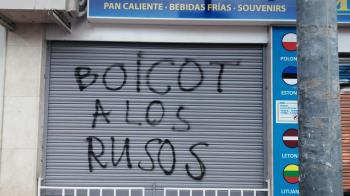 La fachada de la tienda aparece con pintadas como "Boicot a los rusos"