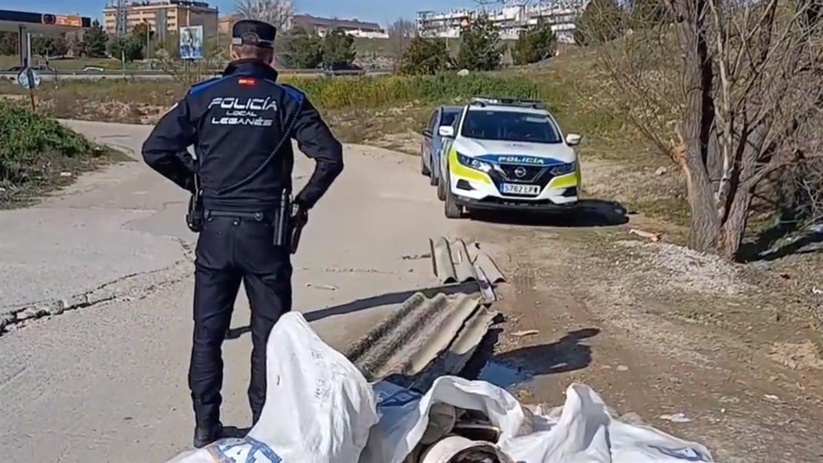 La Policía Municipal recuerda que este es un material contaminante que presenta riesgos