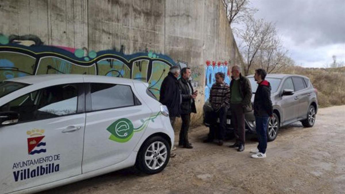 Se trata del único espacio público que da acceso a la Dehesa y que distribuye los accesos a las diferentes fincas