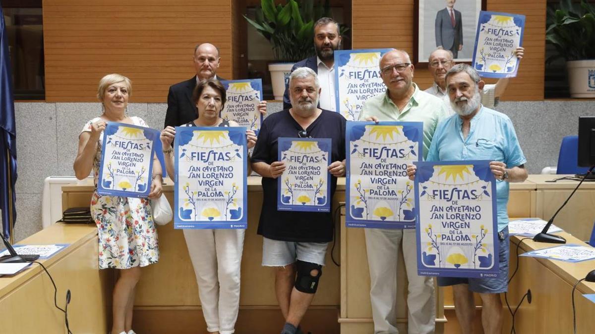 El concejal del distrito, Carlos Segura, ha presentado la imagen de los festejos en honor de San Cayetano, San Lorenzo y la Virgen de la Paloma
