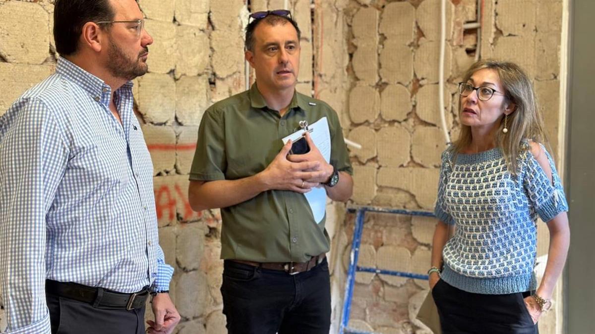 El concejal del distrito, Carlos González Pereira, ha visitado el CEIP Ciudad de Valencia y la Escuela Infantil José Gómez Gil para conocer el estado de las obras
