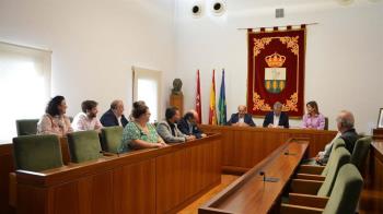 Luis Partida, ha suscrito hoy un convenio de colaboración con el presidente de la Asociación de Mayores, Enrique Gutiérrez